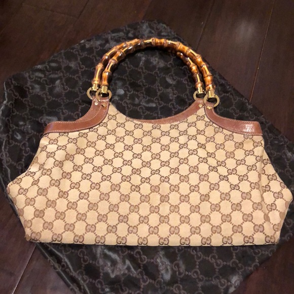Gucci Handbags - 💯% Authentic Gucci Bag with Wooden Handles